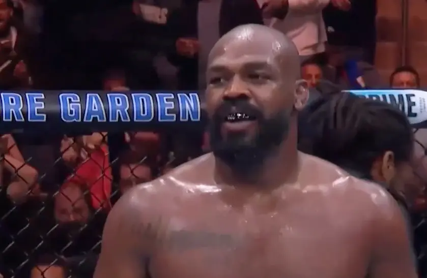 Jon Jones conserva su t&iacute;tulo de peso pesado y acaba de despachar a uno de los mejores que jam&aacute;s haya competido en la divisi&oacute;n de manera devastadora.