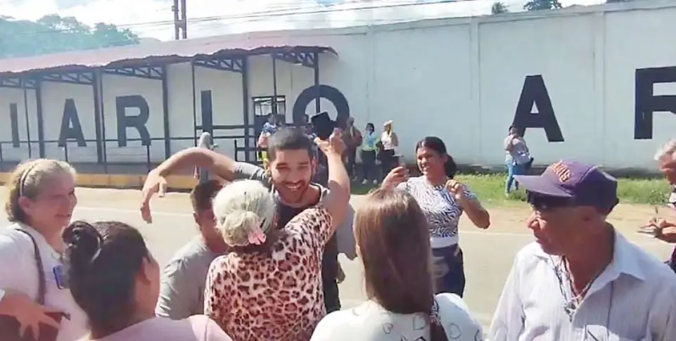 Uno de los 70 liberados por el r&eacute;gimen de Maduro saliendo de la c&aacute;rcel de Tocor&oacute;n abraza a sus familiares. / Red social x