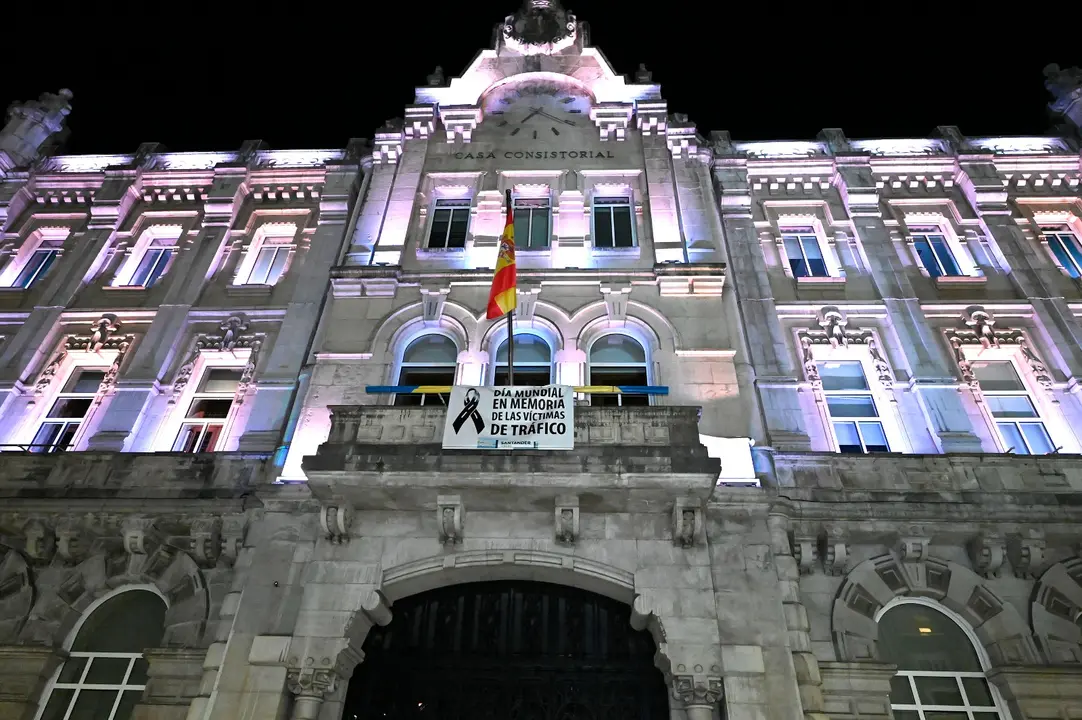 El Ayuntamiento colg&oacute; un cartel en memoria de las v&iacute;ctimas de los accidentes de trafico. / Alerta