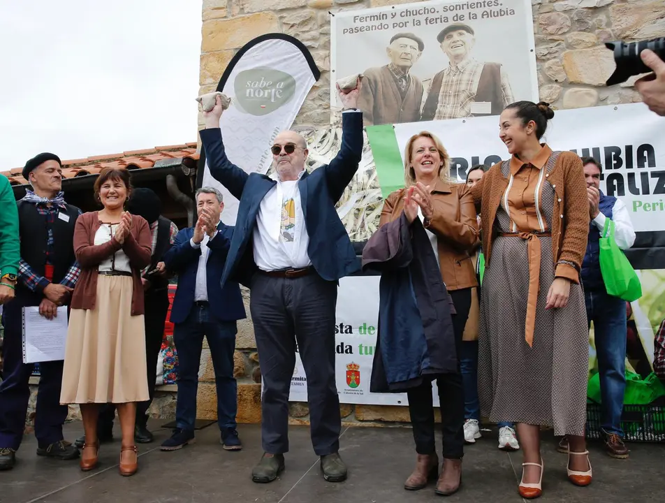 El actor Antonio Resines con los brazos en alto al recibir el reconocimiento, y a su lado, la consejera de Desarrollo Rural, Ganader&iacute;a, Pesca y Alimentaci&oacute;n, Mar&iacute;a Jes&uacute;s Susinos. / Alerta
