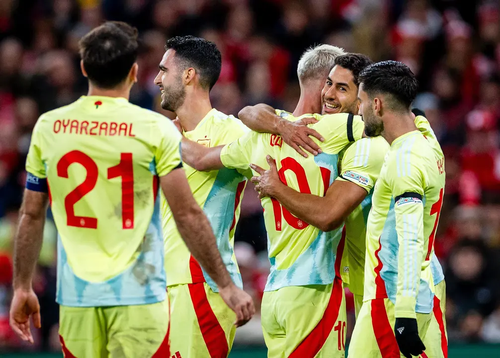 Los jugadores de la Selecci&oacute;n se abrazan tras un gol ante Dinamarca. / SEFutbol