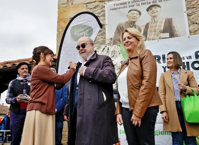 El actor Antonio Resines mientras recibe el reconocimiento como &lsquo;Alubiero mayor&rsquo; junto a la consejera de Desarollo Rural, Mar&iacute;a Jes&uacute;s Susinos. / ALerta