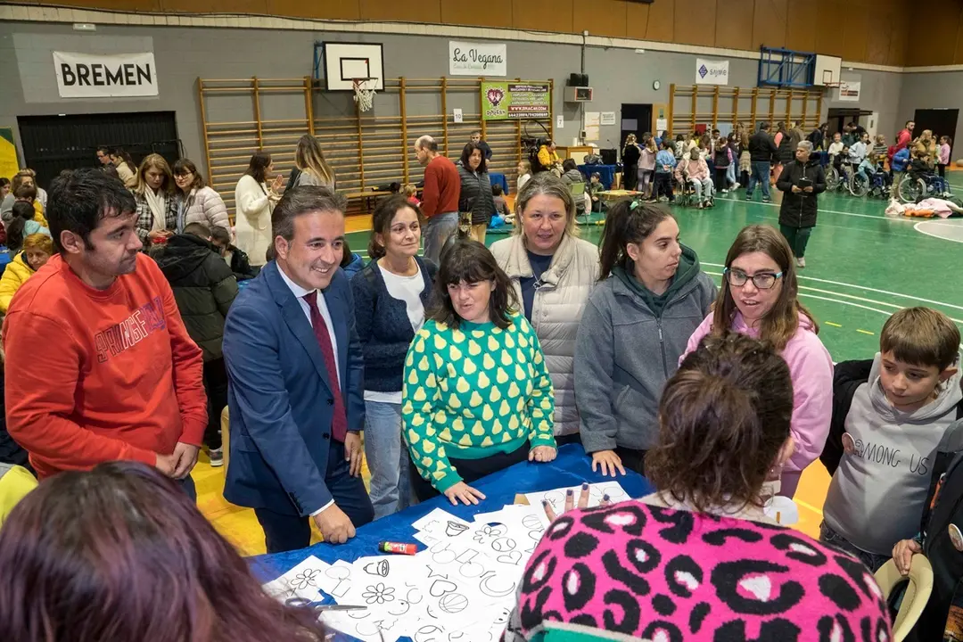El alcalde de Camargo junto a varios j&oacute;venes. / Alerta
