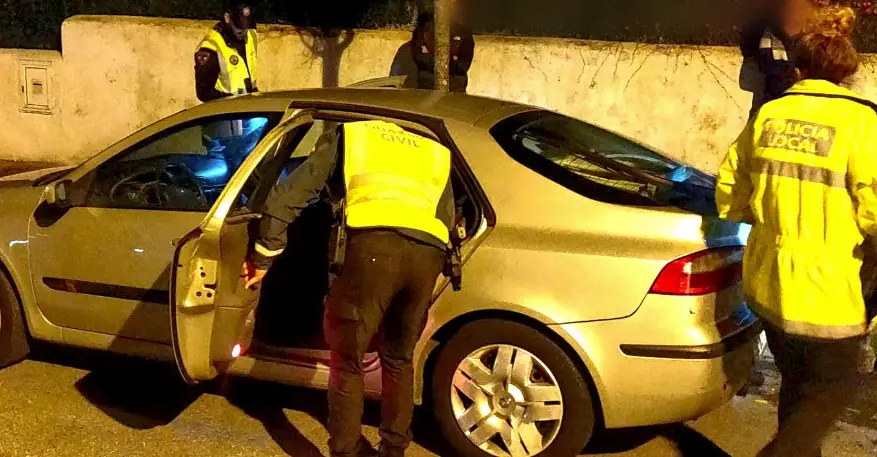 Agentes de la Guardia Civil durante un control preventivo de tr&aacute;fico en el que se detuvo a dos hombres, de 30 y 31 a&ntilde;os, por presunto tr&aacute;fico de drogas tras hallar sustancias estupefacientes en su veh&iacute;culo. / X