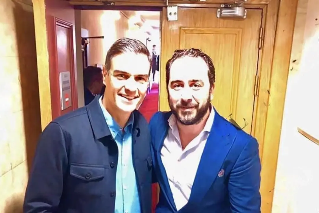 El presidente del Gobierno, Pedro S&aacute;nchez, junto a V&iacute;ctor de Aldama. Foto El Mundo