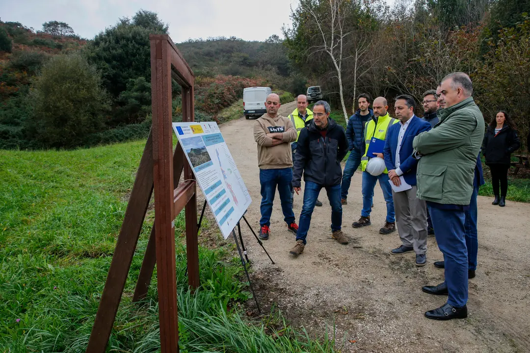 El consejero de Fomento, Roberto Media, durante el inicio de los trabajos de restauraci&oacute;n y recuperaci&oacute;n de terrenos en el monte La Picota. / Alerta