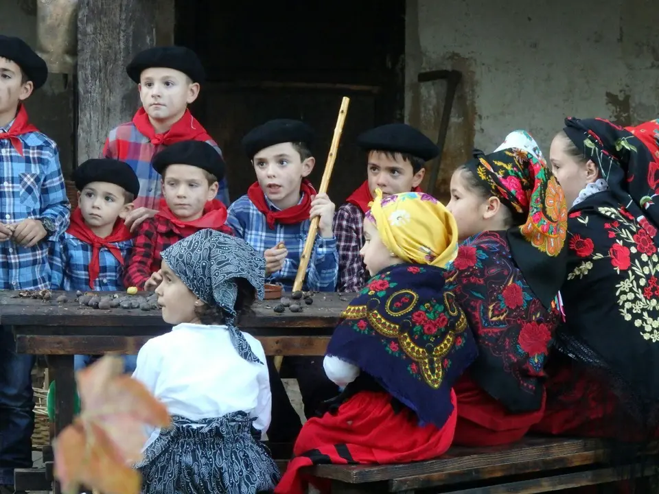 Varios ni&ntilde;os en las actividades tradicionales. / Alerta