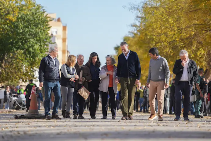 Los Reyes Felipe VI (3d) y Letizia (4i); el presidente de la Generalitat valenciana, Carlos Maz&oacute;n (2d). / EP