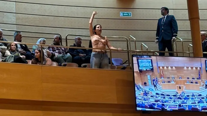 Una de las mujeres que irrumpi&oacute; en el Senado. / Red x