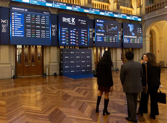 Paneles del Ibex en el Palacio de la Bolsa de Madrid. / EP