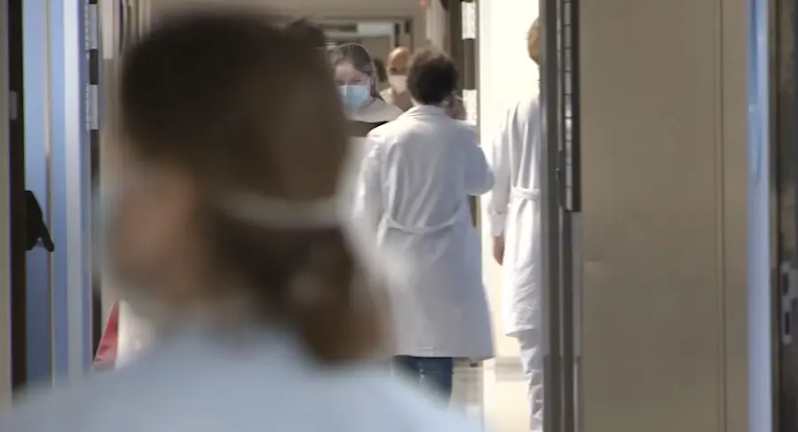 M&eacute;dicos y personal sanitario en plena actividad en los pasillos de Valdecilla. / RTVE
