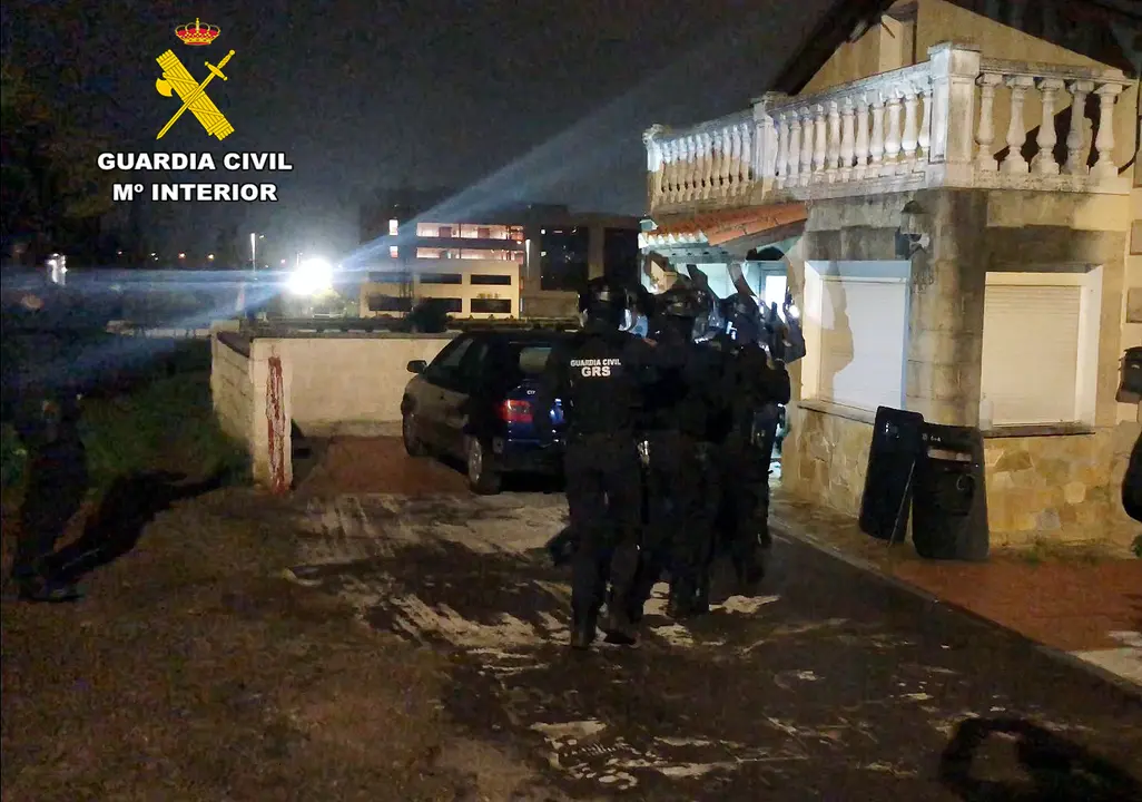 La Guardia Civil entra a una vivienda en Tanos. / Alerta