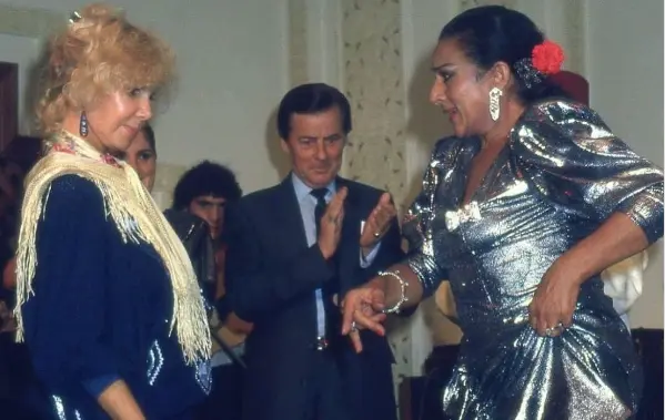 Cayetana de Alba junto a Lola Flores. / Eugenia Mart&iacute;nez de Irujo /IG
