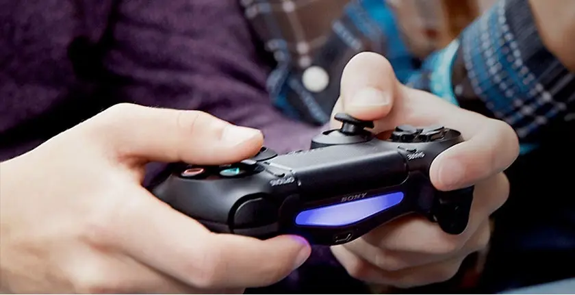 Una persona sosteniendo un mando de la Play. / EP / SONY