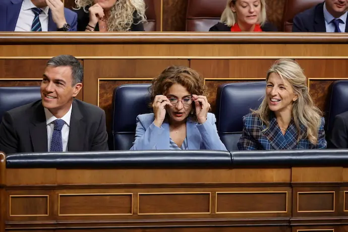 ((I-D) El presidente del Gobierno, Pedro S&aacute;nchez; la vicepresidenta primera y ministra de Hacienda, Mar&iacute;a Jes&uacute;s Montero y la vicepresidenta segunda y ministra de Trabajo, Yolanda D&iacute;az. / Archivo / EP