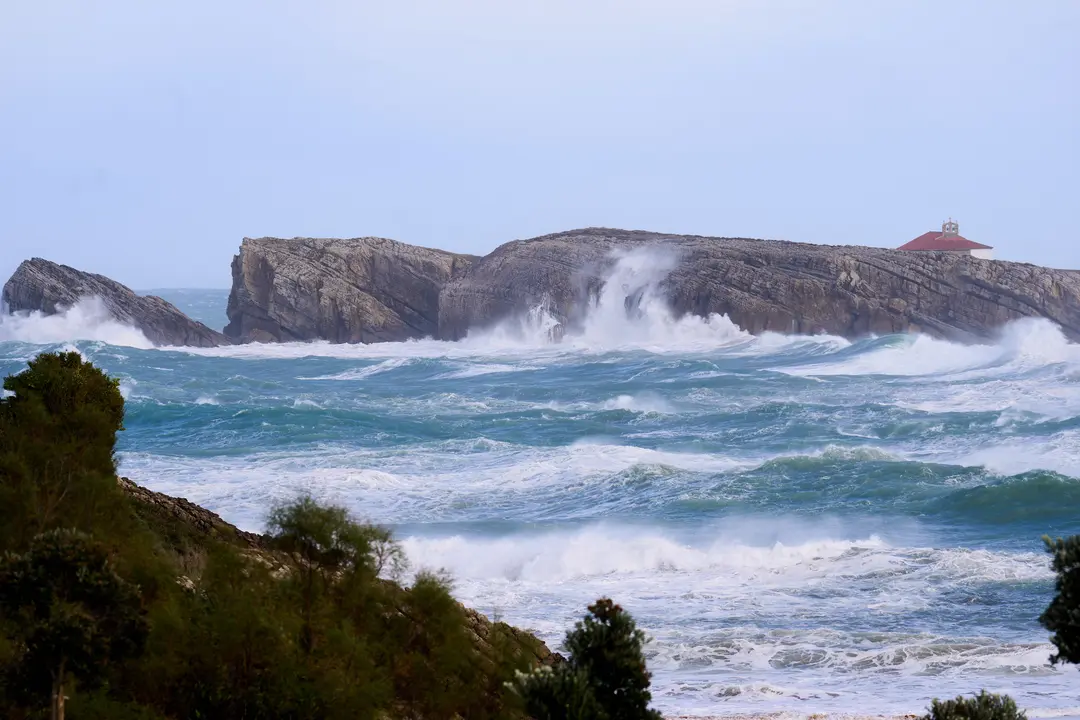 Olas rompiendo en Santander. / EP / Juanma Serrano