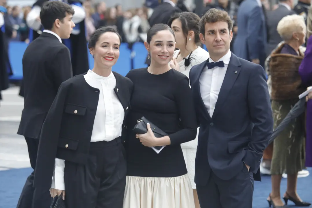 La actriz Candela Serrat (c) y el actor Daniel Muriel (d) a su llegada al Teatro Campoamor para asistir a la ceremonia de entrega de los 'Premios Princesa de Asturias 2024'. / Jorge Peleteiro