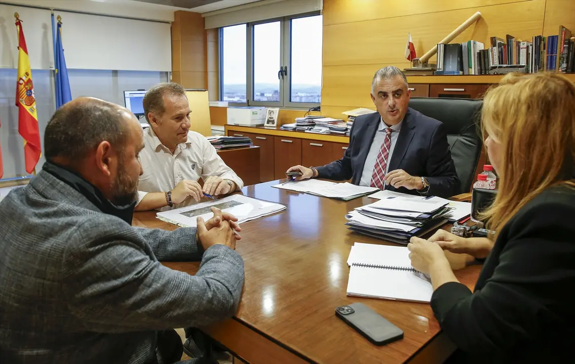 El consejero de Fomento, Vivienda, Ordenaci&oacute;n del Territorio y Medio Ambiente, Roberto Media, se re&uacute;ne con el alcalde de Miengo, Marino Garc&iacute;a. / Alerta