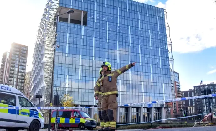 Los bomberos inspeccionan el lugar frente a la embajada de Estados Unidos tras la explosi&oacute;n controlada de un paquete sospechoso. / EP