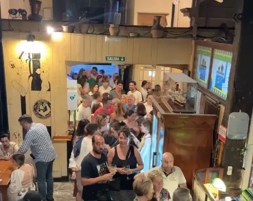 Fila para poder disfrutar del restaurante. / IG