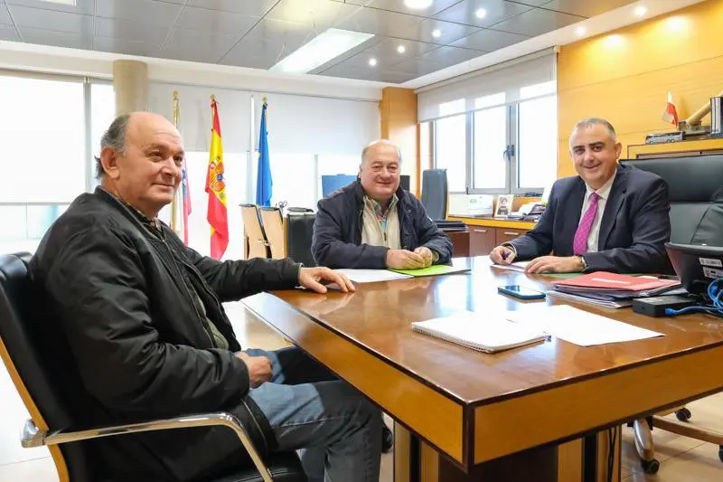 El consejero de Fomento, Roberto Media (d), durante la reuni&oacute;n. / Alerta