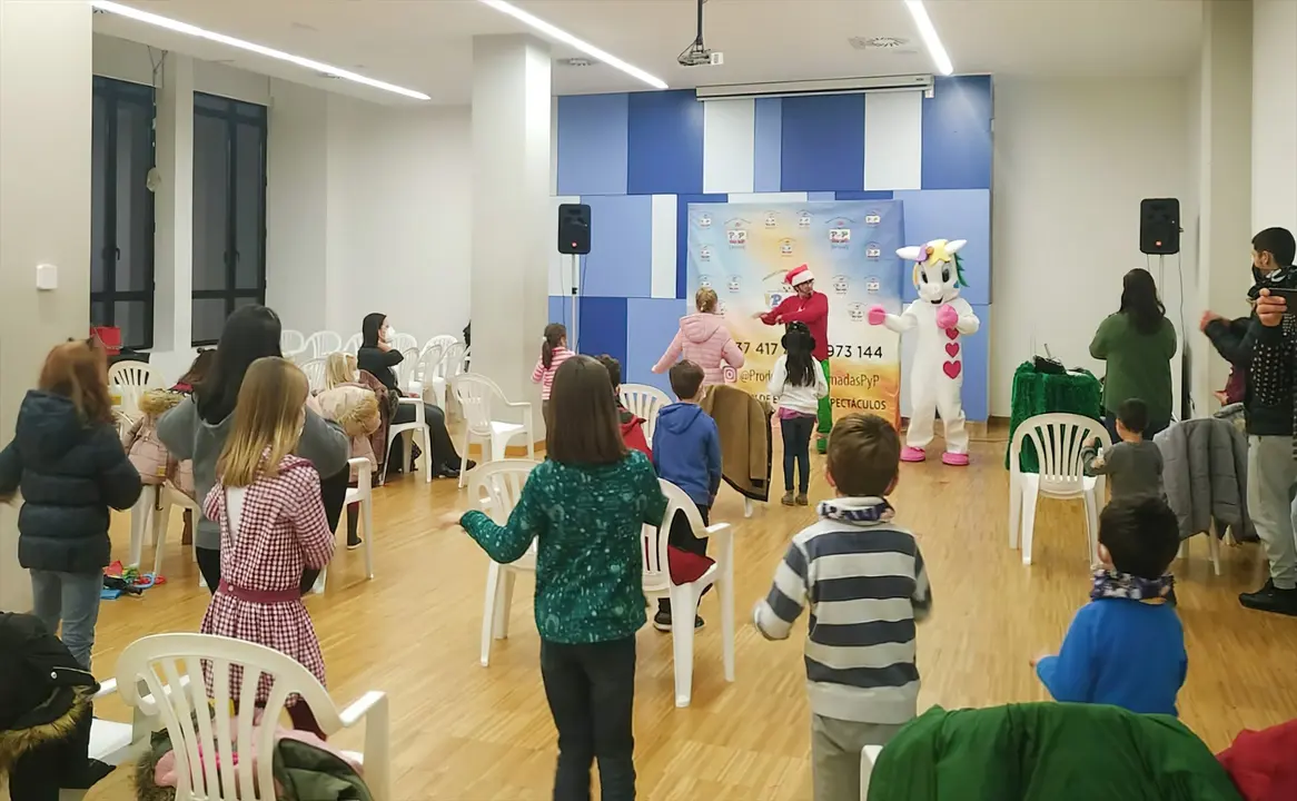 Varios ni&ntilde;os disfrutan de las actividades en los centros c&iacute;vicos. / Alerta / Archivo