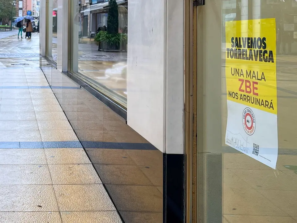 Un cartel en un comercio de Torrelavega contra las Zonas de Bajas Emisiones. / Alerta / Archivo
