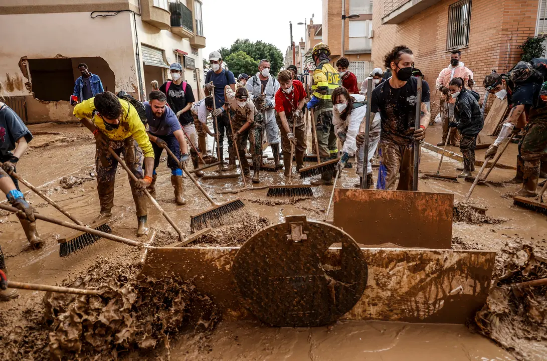 Varios voluntarios limpian calles en Masanasa, a 8 de noviembre de 2024, en Valencia, Comunidad Valenciana (Espa&ntilde;a). Diez d&iacute;as despu&eacute;s de la tragedia, los servicios de emergencia apuran hasta el l&iacute;mite la b&uacute;squeda de desaparecidos por la DANA en Valencia. El n&uacute;mero de v&iacute;ctimas mortales se mantiene en 219 y los desaparecidos por el momento, son 78. Hoy, el Gobierno ha anunciado que el pr&oacute;ximo Consejo de Ministros aprobar&aacute; nuevas ayudas para los afectados de la DANA, que se van a poder devolver en cinco o siete a&ntilde;os.
Fecha: 08/11/2024. leer menos

Firma: Rober Solsona / Europa Press