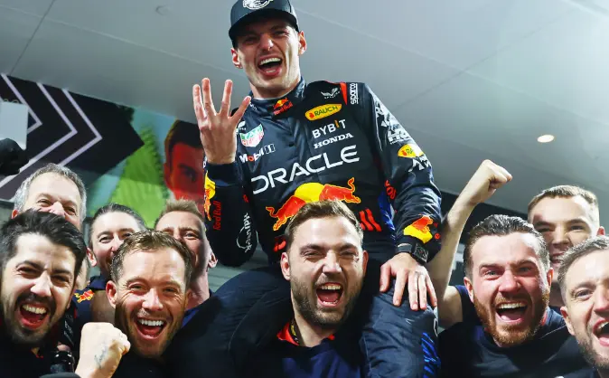 Max Verstappen celebra su cuarto t&iacute;tulo mundial de F&oacute;rmula 1 en Las Vegas, consolidando su dominio en el deporte tras una temporada llena de desaf&iacute;os.
