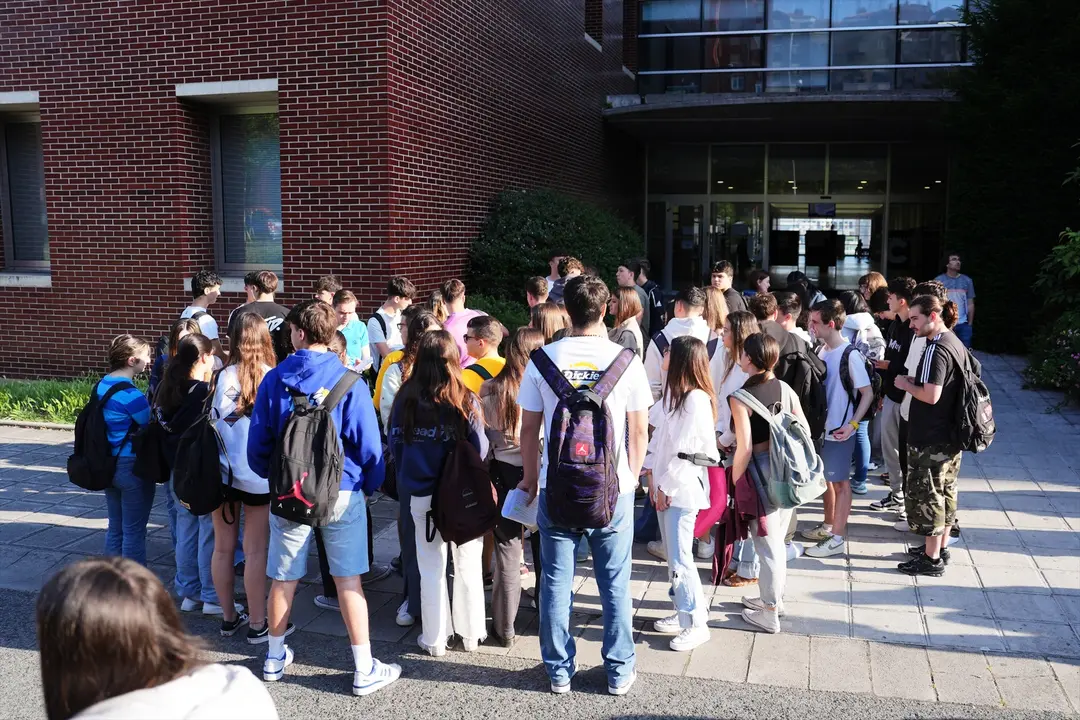 Un grupo de estudiantes en Santander. / Alerta / Archivo