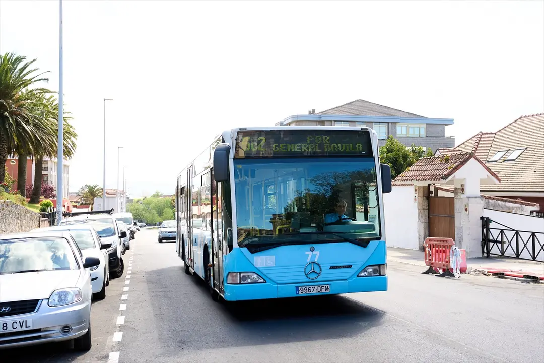 Un autob&uacute;s pasa por la calle General D&aacute;vila. / Alerta