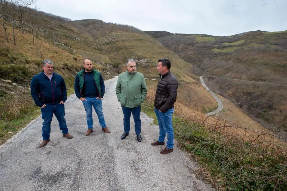 El consejero durante una visita al municipio acompa&ntilde;ado por su alcalde y otros miembros del equipo de Gobierno. / Miguel L&oacute;pez
