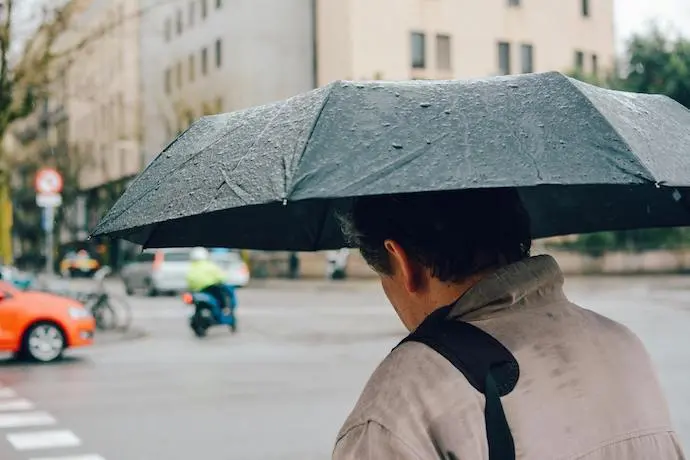 Una persona en un d&iacute;a lluvioso. / A.E