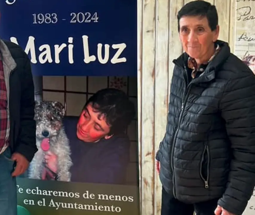 Mari Luz, emocionada, recibe el homenaje del Ayuntamiento de Miengo rodeada de compa&ntilde;eros, amigos y representantes municipales, tras 42 a&ntilde;os de dedicaci&oacute;n al servicio p&uacute;blico.