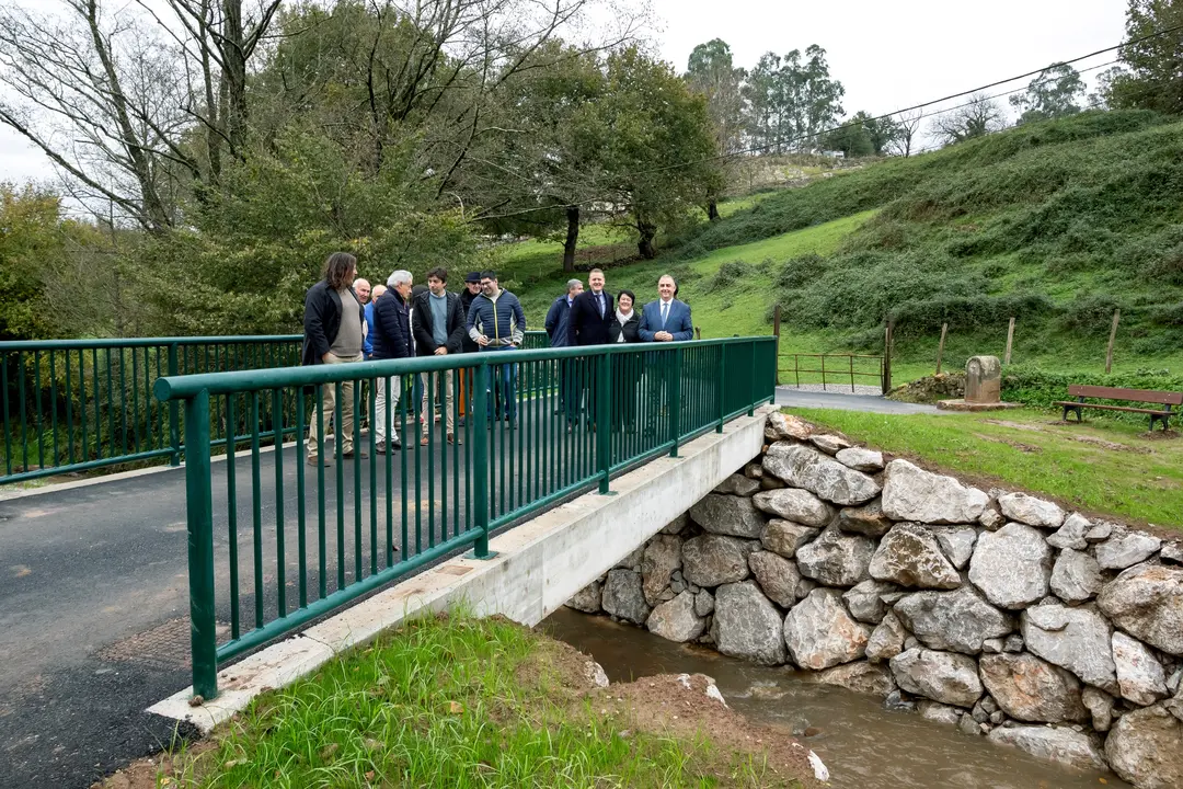 El consejero de Fomento, Roberto Media, inaugura la ampliaci&oacute;n del puente sobre el arroyo Tejas. / Alerta
