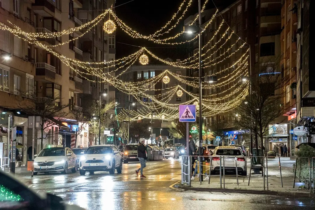 Una calle iluminada en Camargo. / Alerta
