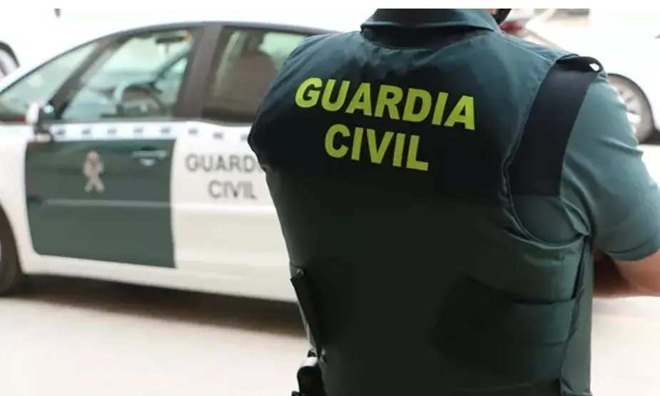Un agente de la Guardia Civil de espaldas en imagen de archivo. / EP
