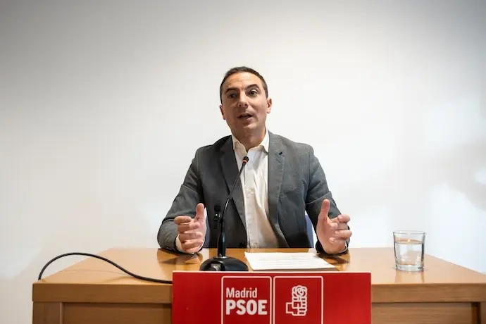 El portavoz del PSOE de Madrid en la Asamblea de Madrid, Juan Lobato, ofrece una declaraci&oacute;n institucional en la Asamblea de Madrid, a 26 de noviembre de 2024, en Madrid (Espa&ntilde;a).  Matias Chiofalo / Europa Press