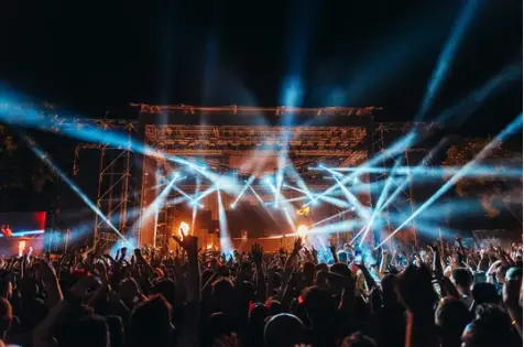 Mucha gente disfrutando de la m&uacute;sica en un festival. / A.S.