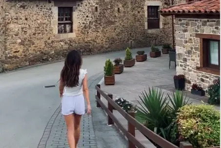 Una persona caminando por uno de los pueblos de Cantabria. / RRSS