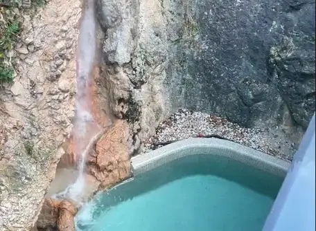 Una de las zonas de las que puedes disfrutar en el Balneario de la Hermida. / RRSS