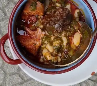 Los mejores planes en Cantabria pasan por comer un buen cocido. / RRSS