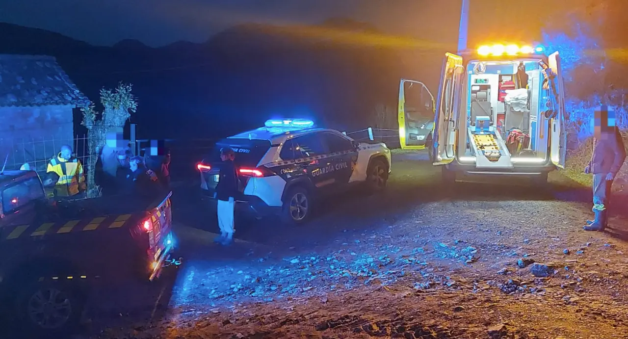 Bomberos, personal del 061 y agentes de la Guardia Civil trabajaron en la evacuaci&oacute;n del hombre desde una pista forestal en Roc&iacute;as, Arredondo, hasta un punto accesible para la ambulancia.
