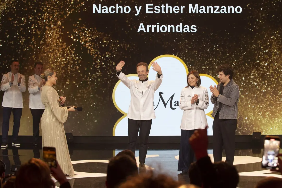 Los chefs de Casa Marcial, Nacho y Esther Manzano, durante la gala de la Gu&iacute;a Michelin 2025. / Javi Carri&oacute;n