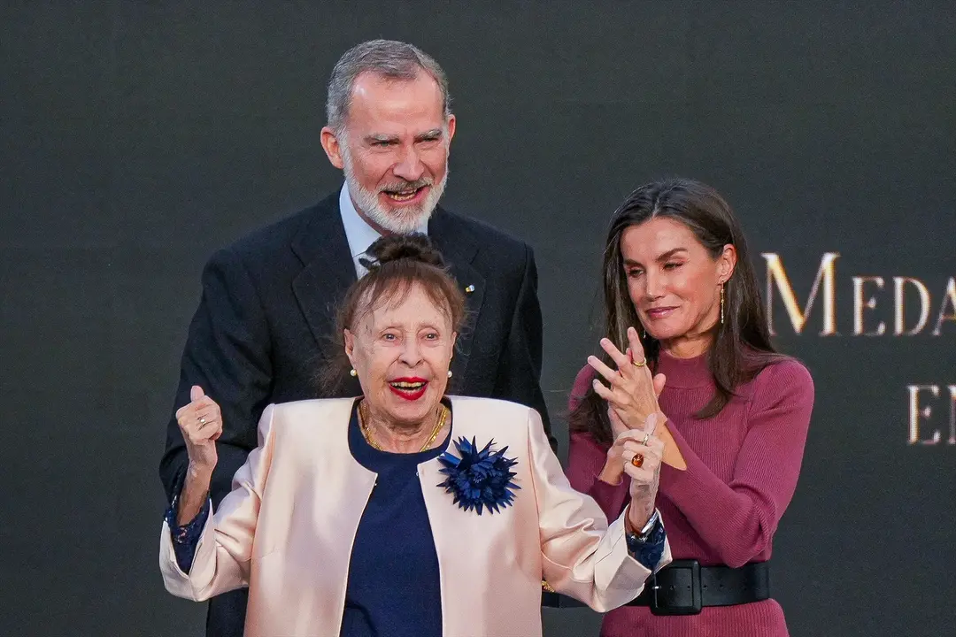 El Rey Felipe VI y la Reina Letizia entregan la medalla a la actriz, Gemma Cuervo en el acto a la entrega de las Medallas al M&eacute;rito en las Bellas Artes. /  Francisco J. Olmo