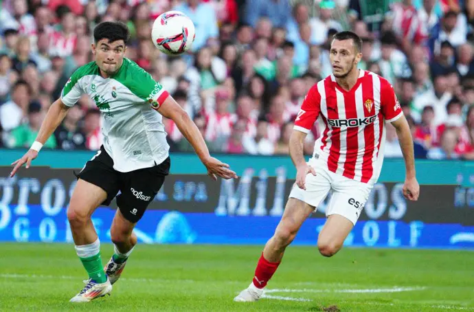 Encuentro entre el Racing de Santander y el Sporting de Gij&oacute;n. / LH