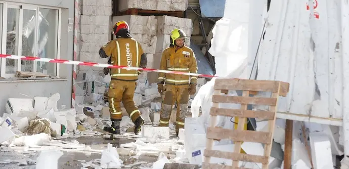 Imagen de los bomberos en la f&aacute;brica de Ibi. / EP
