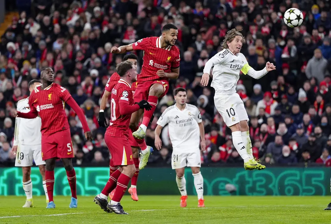El neerland&eacute;s Cody Gakpo (Liverpool) marca el 2-0 al Real Madrid en Champions. / Peter Byrne