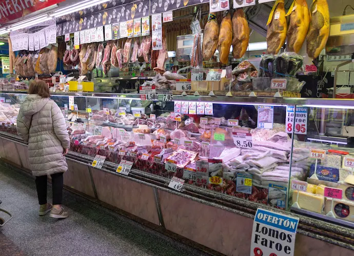 Una mujer compra en una charcuter&iacute;a en un mercado. / EP
