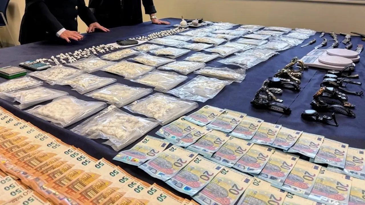 Droga, armas y dinero incautado en la operaci&oacute;n./ A.E.
